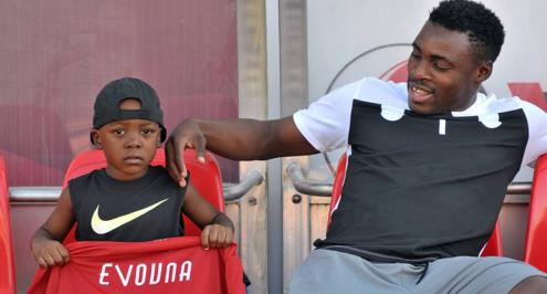 بالصور.. نجل ايفونا في مران الأهلي